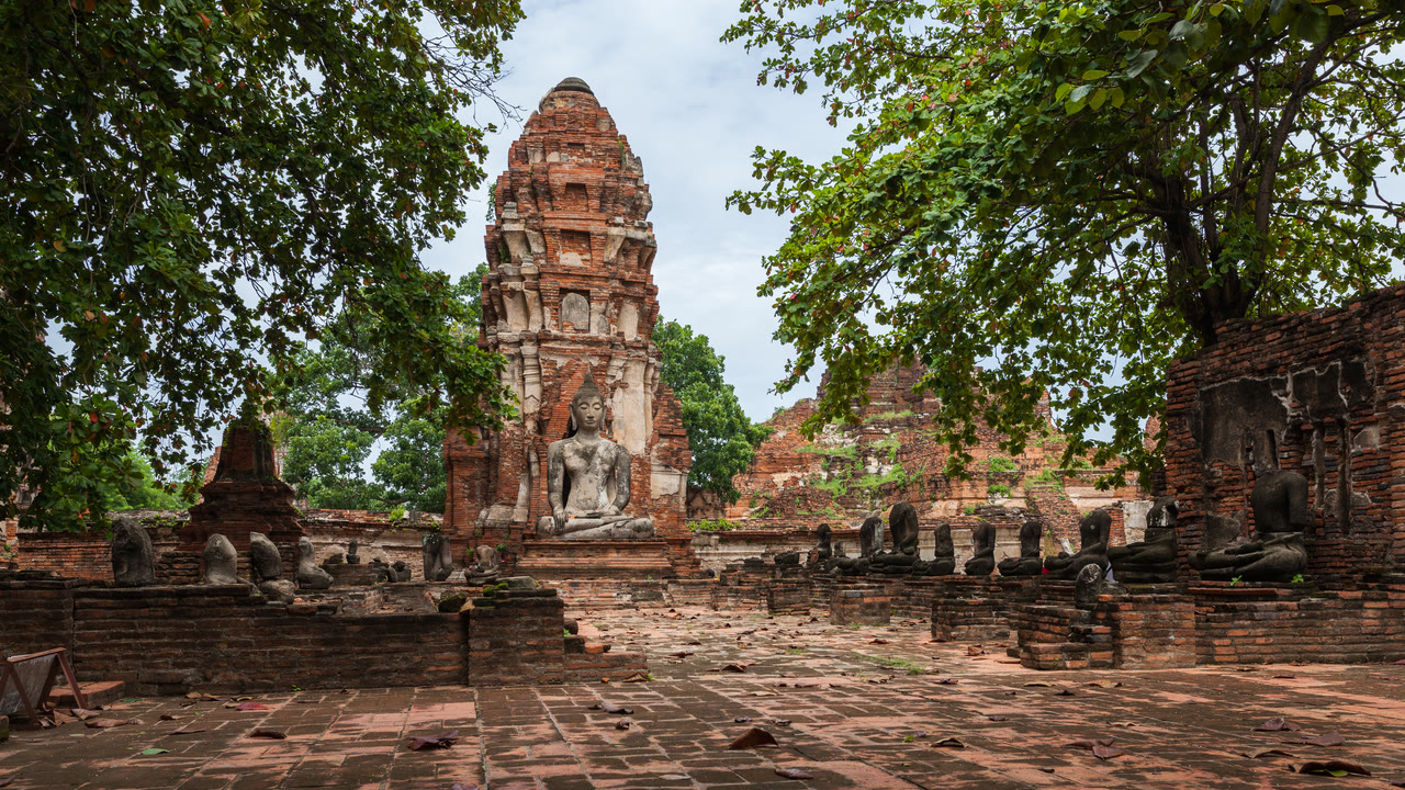Ruinas de templos de ladrillo y un prang central en Wat Mahathat, Parque Histórico de Ayutthaya, Tailandia
