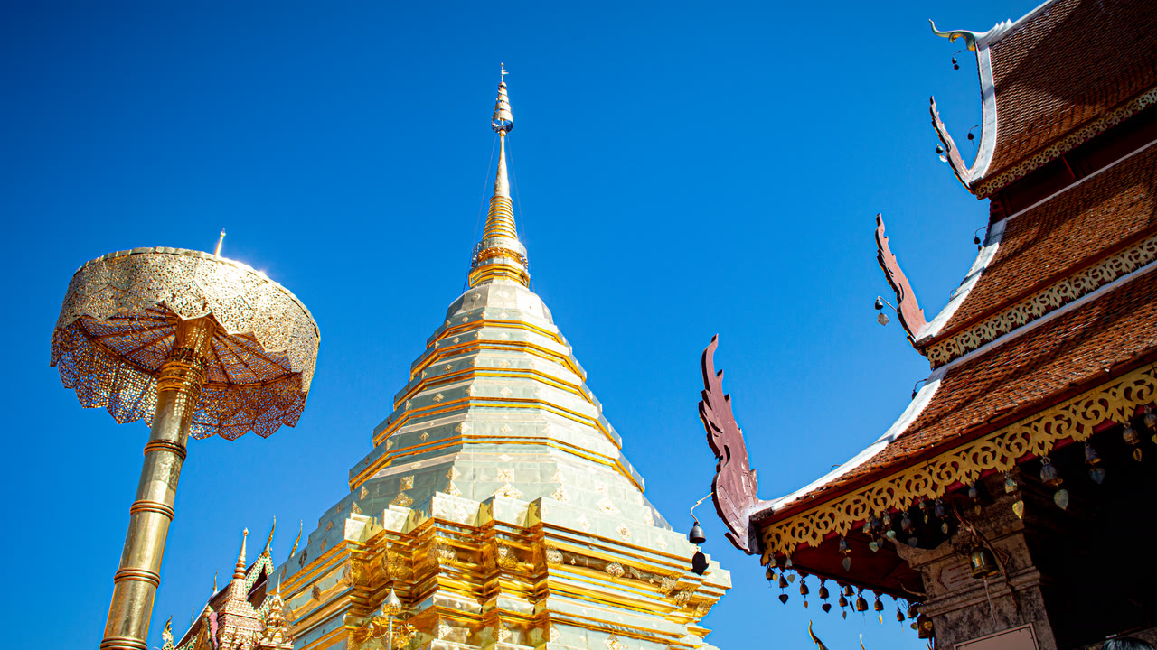 Chedi dorado y sombrilla ceremonial en Wat Phra That Doi Suthep, sobre Chiang Mai, Tailandia