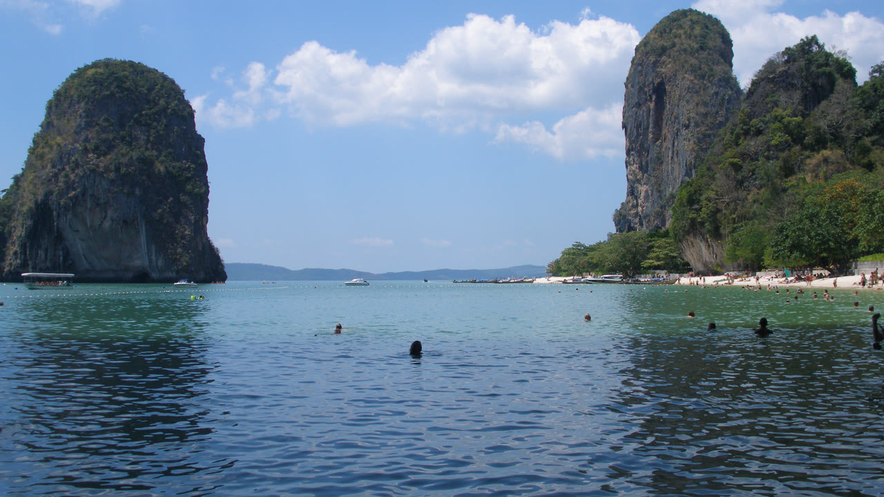 Acantilados de piedra caliza que se elevan desde el mar junto a la playa de Railay, en Krabi, Tailandia