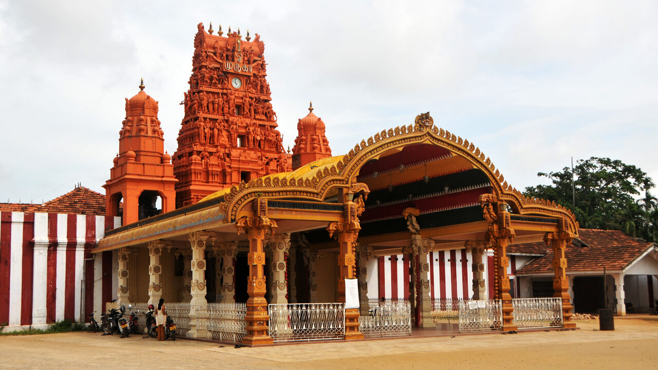 Det prægtige gyldne indgangstårn til det hinduistiske Nallur Kandaswamy-tempel i Jaffna, det nordlige Sri Lanka